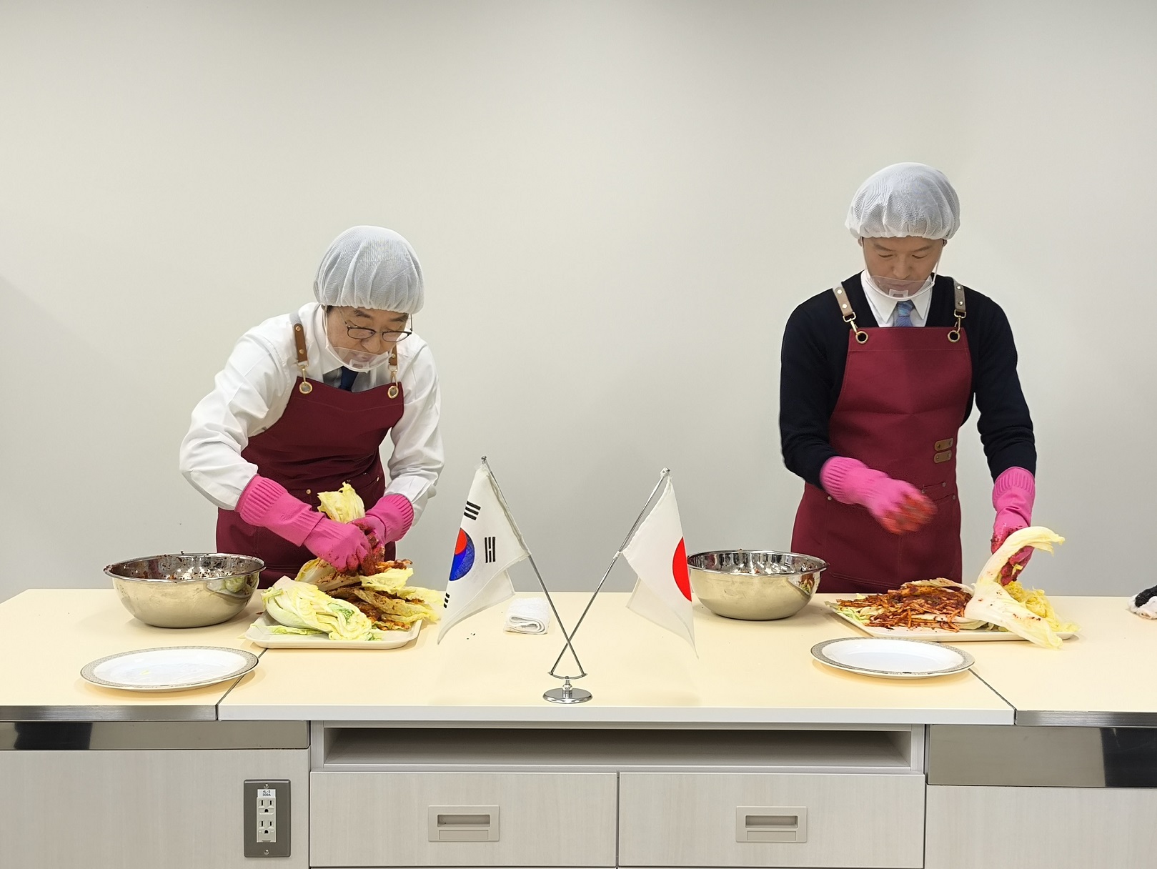 駐神戸韓国総領事館と兵庫県によるキムチ作り交流行事を開催