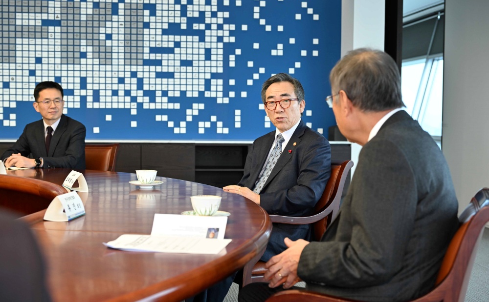 ​ 조태열 외교부 장관은 혁신벤처업계 신년 인사회(1.19)에 이은 두 번째 경제외교 현장 행보로 1.22(월) 한국경제인협회(이하 한경협)를 방문하여 류진 회장과 면담하였습니다. ​